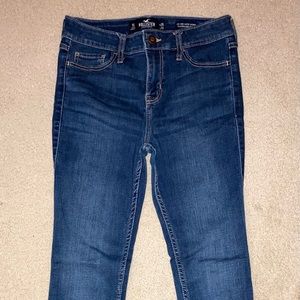 Junior’s size 1S jeans from Hollister.